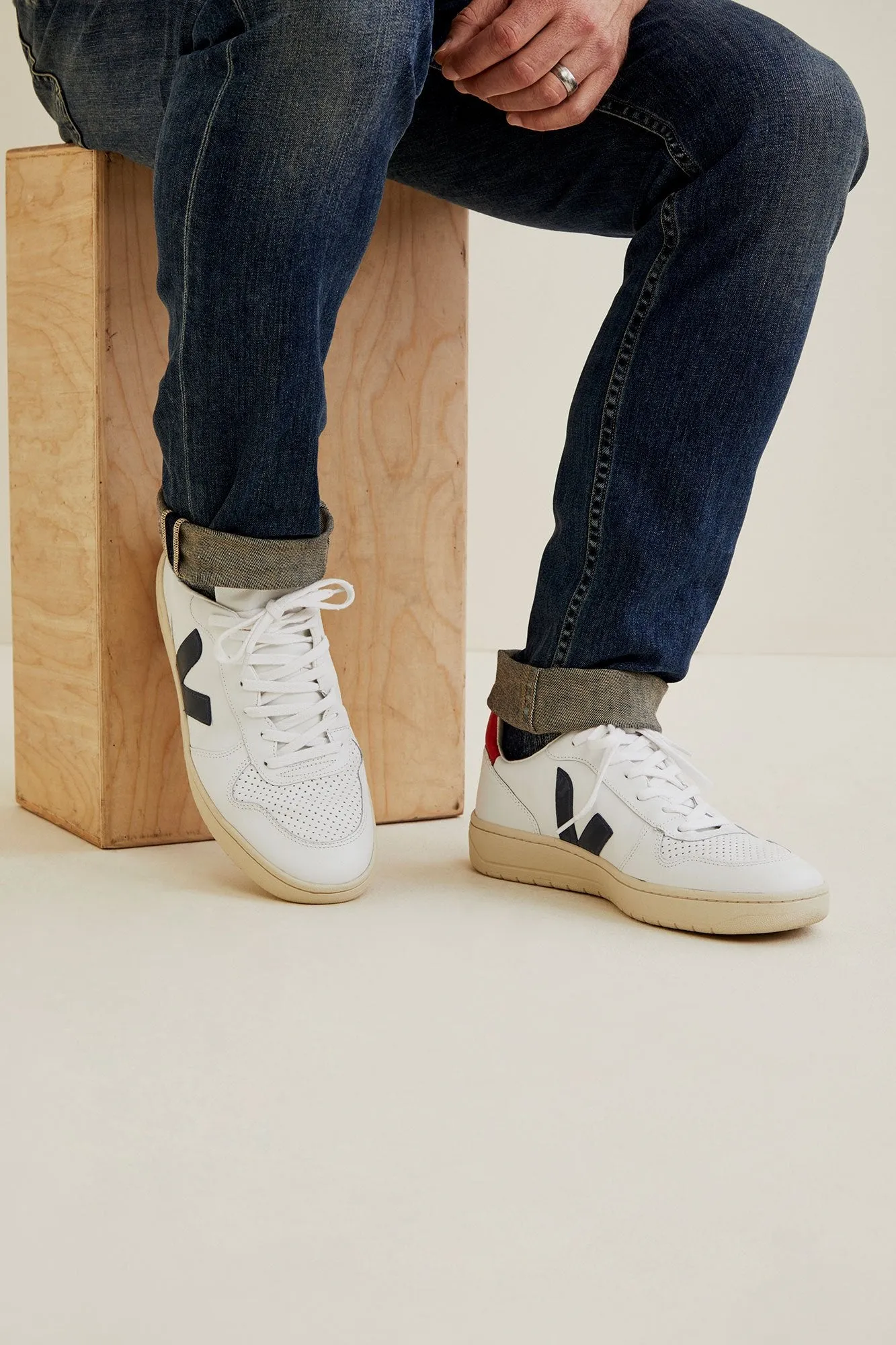 Veja Men's V10 Sneaker